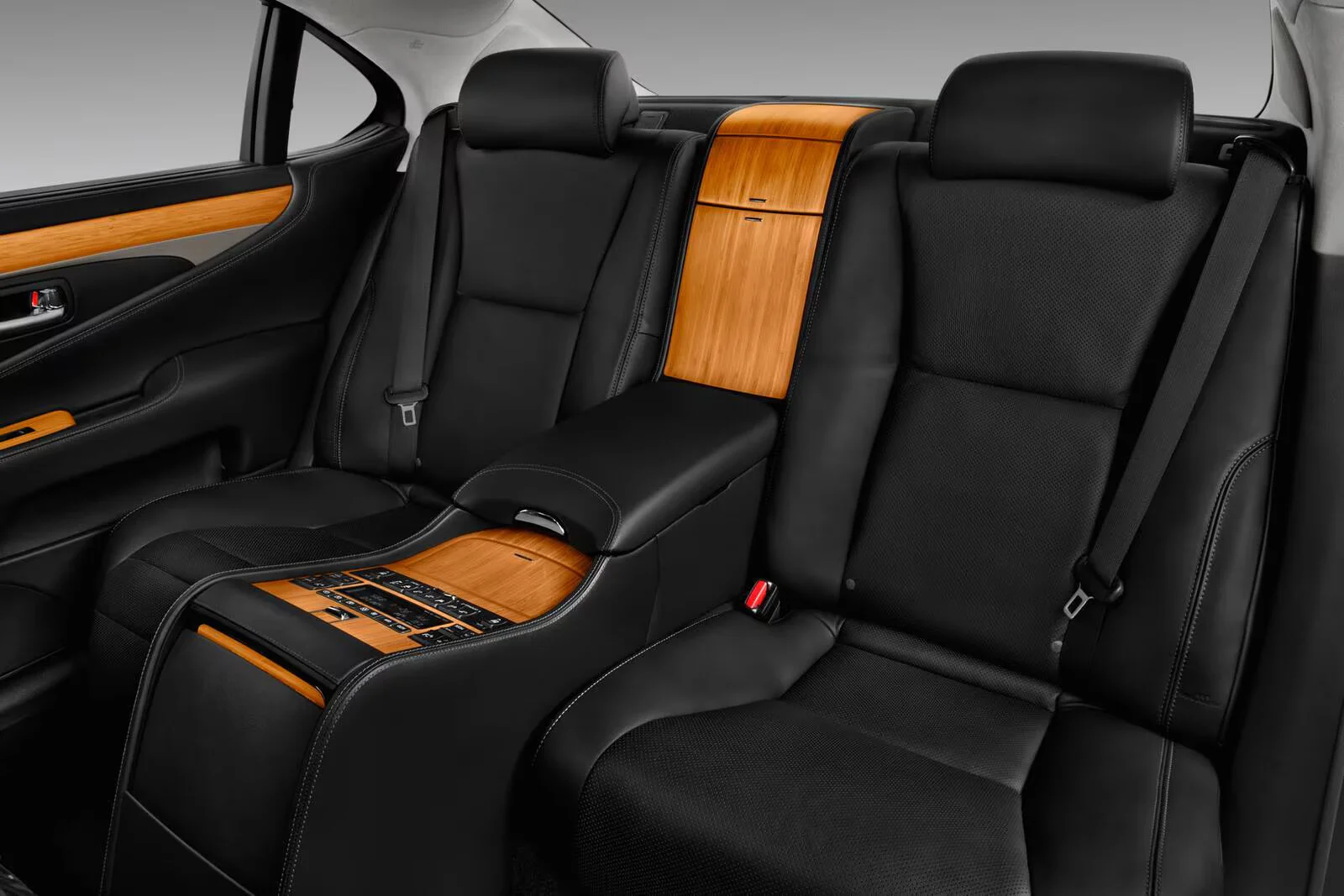 2016_lexus_ls-600h-l_sedan_base_rps_izmo_1_1600x1067_converted