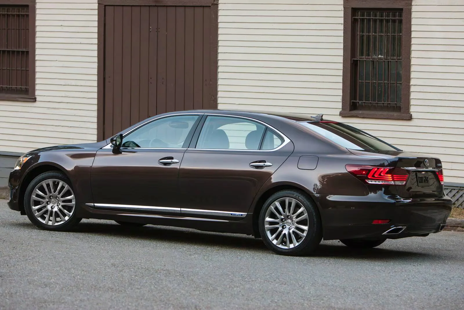 2016_lexus_ls-600h-l_sedan_base_rq_oem_2_1600x1067_converted