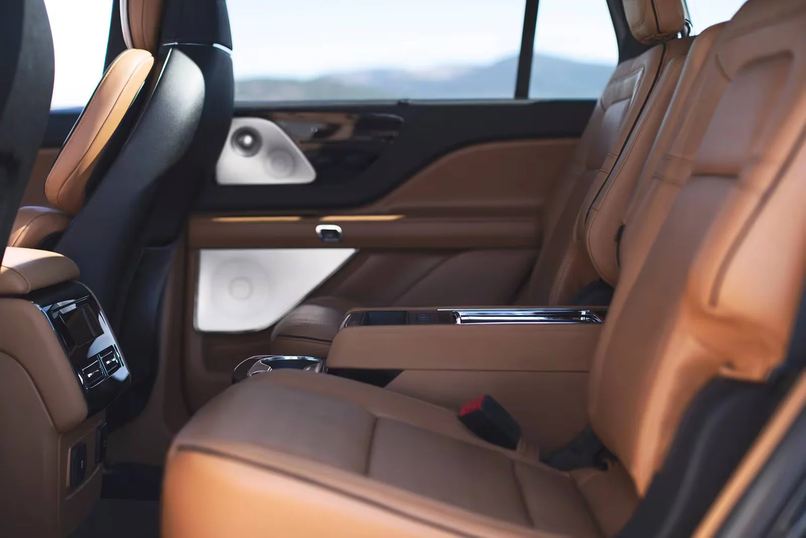 2024_lincoln_aviator_4dr-suv_black-label_detail_oem_3_1600x1067